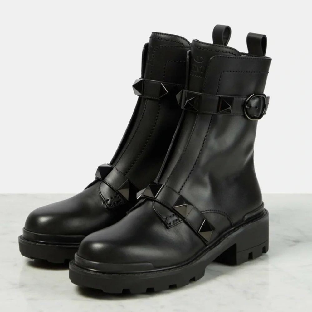 Valentino Garavani Roman Rockstud Black Leather Combat Boots size 37 US 7 NIB - Picture 4 of 16